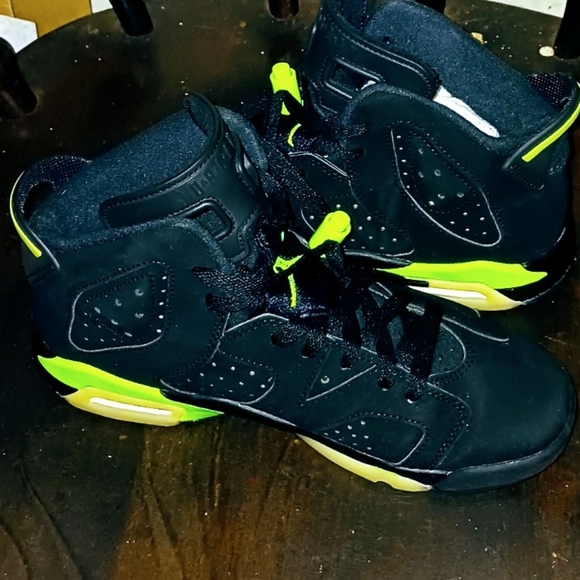 Jordan 6 RetroElectric Green - Picture 6 of 6